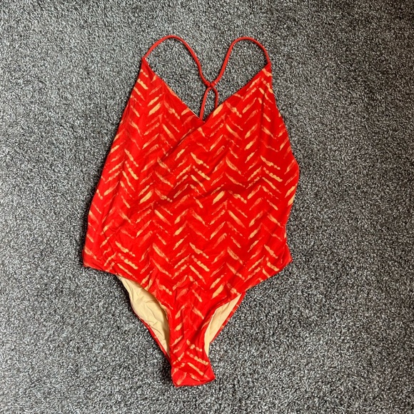 🌞👙NWT Dolce Vita T-Back One Piece Chevron Print Swimsuit in Orange and Gold, M - Picture 3 of 6